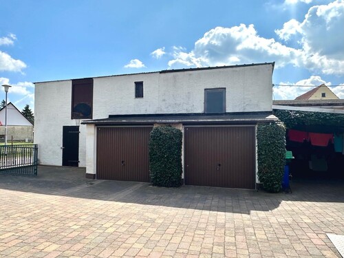 Nebengebäude mit zwei Garagen und Carport - Einfamilienhaus mit 125,00 m&sup2; in Wilhelmsburg zum Kaufen