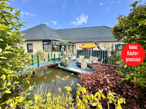 Hausansicht mit Koiteich - HORN IMMOBILIEN ++ Ueckermünde, Winkelbungalow mit separater Einliegerwohnung behindertengerecht
