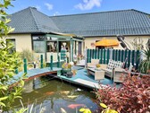 Hausansicht mit Koiteich - Bungalow mit 240,00 m² in Ueckermünde zum Kaufen
