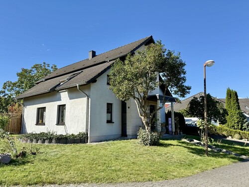 Hausansicht - HORN IMMOBILIEN++ Neubrandenburg, tolles Architektenhaus mit 5 Zimmern, EBK, Keller und Carport