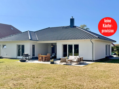 Hausansicht - HORN IMMOBILIEN ++ Winkelbungalow 5 km bis Neubrandenburg, Baujahr 2022, Doppelgarage + Carport
