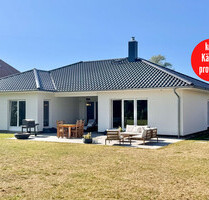 HORN IMMOBILIEN ++ Winkelbungalow 5 km bis Neubrandenburg, Baujahr 2022, Doppelgarage + Carport - Sponholz
