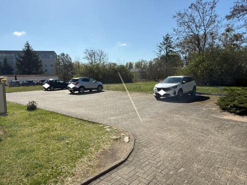 Parkplatz - 18 Zimmer Mehrfamilienhaus, Wohnhaus in Neustrelitz