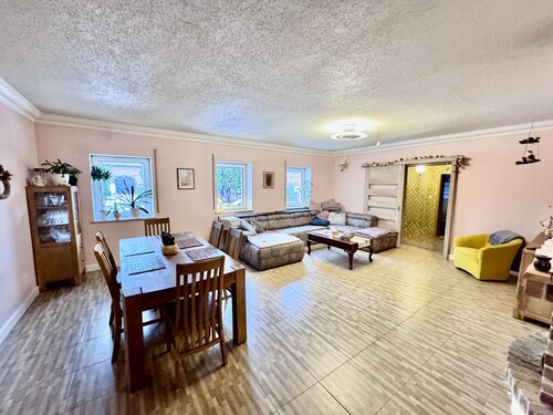 Wohnzimmer - 8 Zimmer Einfamilienhaus in Ramin