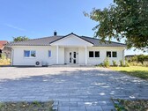 Hausansicht - Jetzt Miete möglich! Winkelbungalow 5 km bis Neubrandenburg, Baujahr 2022, Doppelgarage, EBK,Carport