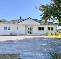 Jetzt Miete möglich! Winkelbungalow 5 km bis Neubrandenburg, Baujahr 2022, Doppelgarage, EBK,Carport - Sponholz