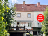 Hausansicht Gartenseite - HORN IMMOBILIEN ++ Neubrandenburg Vogelviertel, Haus mit Grundstück, Terrasse und 3 Garagen