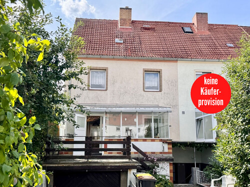 Hausansicht Gartenseite - HORN IMMOBILIEN ++ Neubrandenburg Vogelviertel, Haus mit Grundstück, Terrasse und 3 Garagen