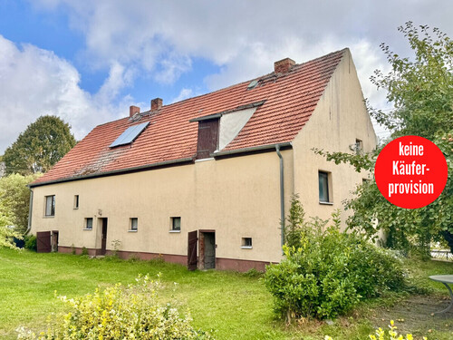 Hausansicht vom Grundstück - HORN IMMOBILIEN ++ großes Haus mit 11 Zimmern und zwei Bädern in KnorrendorfKastorf