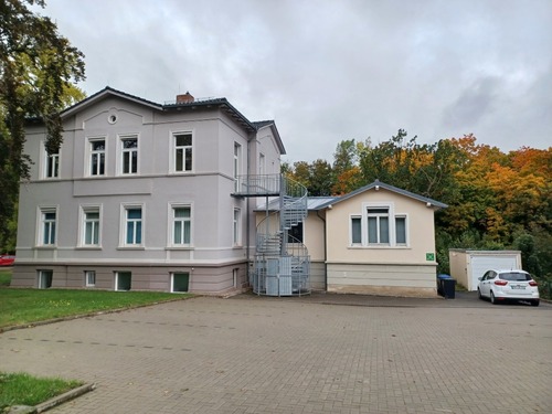 Zufahrt von der Wilhemstraße samt Stellplätzen und Garage - 