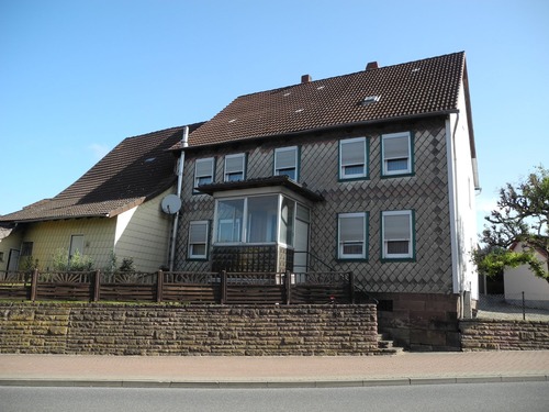 Frontansicht 1 - Wohnhaus mit Nebengebäude aber ohne Garten in dörflicher Lage