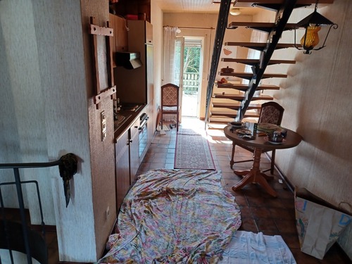 Küchenzeile OG mit Treppe ins DG rechts - 