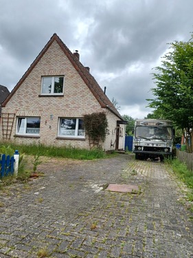 Wohnhaus mit Auffahrt - 4 Zimmer Einfamilienhaus zum Kaufen in Apen