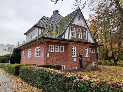 20241118_093657 - Bieterverfahren: Altes Kapitänshaus in zentraler Lage in Brake