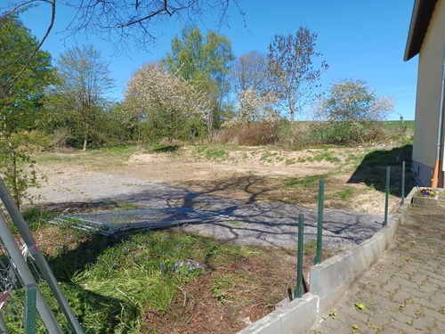 Blick auf östlichen Bereich mit Grenze zum Nachbargrundstück - Grundstück in Vahlbruch