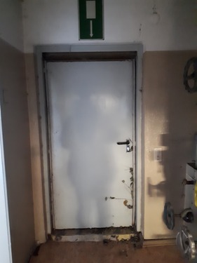 defekte Notausgangstür, innen - 