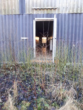 defekte Notausgangstür aussen - 