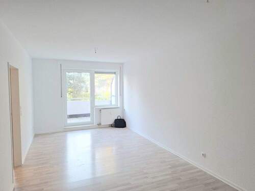 Wohnzimmer - Recklinghausen-Quellberg! Renovierte Single-Wohnung mit Westbalkon in gepflegtem Mehrfamilienhaus.