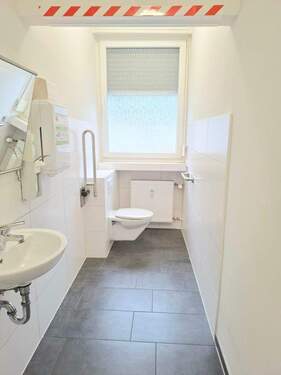 behindertengerechtes WC - 
