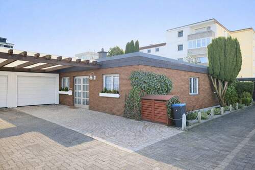 Hausansicht - Einseitig angebauter, teilunterkellerter Bungalow mit Garage in ruhigem Stichweg auf Kaufgrundstück.