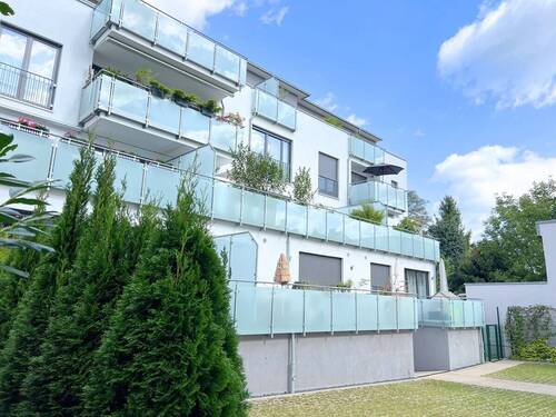 Hausrückansicht - Moderne Hochparterre-Mietwohnung im neu entstandenen 'Paulusanger'!