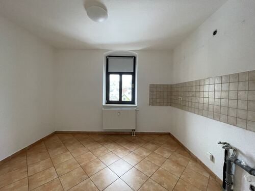 Küche mit Fenster und Fliesenspiegel - 
