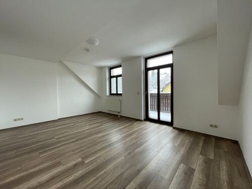 Wohnzimmer mit großem Balkon - 