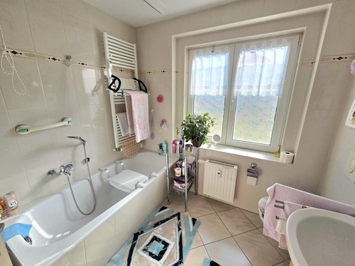 Tageslichtbad mit Badewanne... - 