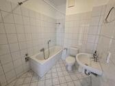 Bad mit Wanne und WM-Anschluss - 