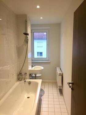 Bad mit Wanne, WC und Waschbecken - 