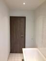 Bad mit Wanne, WC und Waschbecken - 