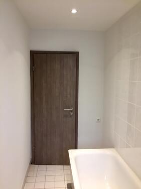 Bad mit Wanne, WC und Waschbecken - 