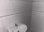Waschbecken und Ablagemöglichkeiten - 