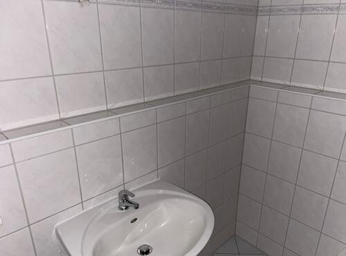 Waschbecken und Ablagemöglichkeiten - 