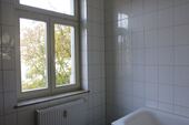 Bad mit Wanne und Fenster - 