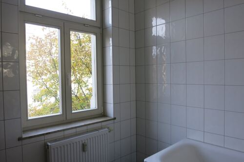 Bad mit Wanne und Fenster - 