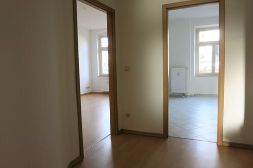 Flur - Blick in Zimmer + Küche - 