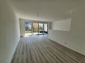 Wohnbereich mit Zugang zum Balkon - 