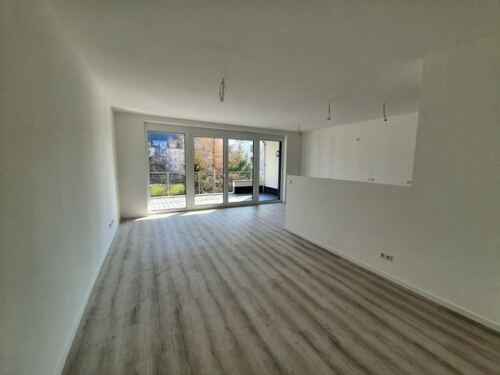 Wohnbereich mit Zugang zum Balkon - 