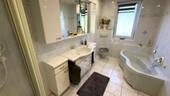 Bad mit Wanne, Dusche und WC - 