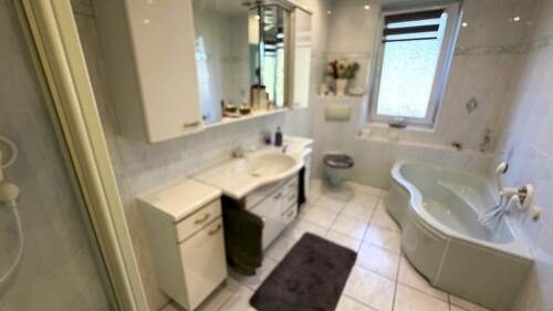 Bad mit Wanne, Dusche und WC - 