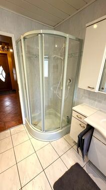 Bad mit Dusche - 