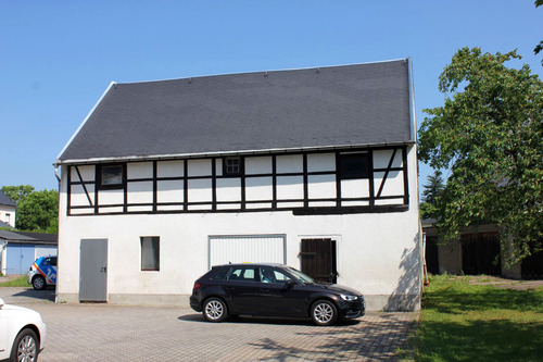 Nebengebäude mit Garage und Lagerräumen - 