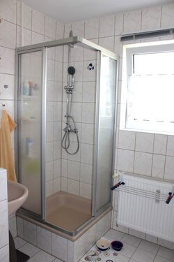 Bad mit Dusche, Waschbecken und Fenster im Haus 1 - 1.OG - 