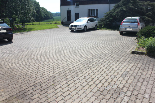 Gepflasterter Innenhof mit 8 PKW Stellplätzen für Mieter - 