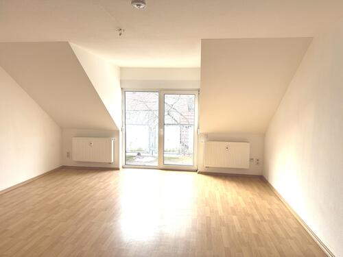 Wohnzimmer mit Balkontür - 