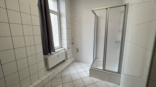 Bad mit Dusche und WB - 