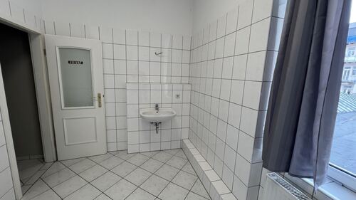 Bad mit Dusche und Waschbecken - 