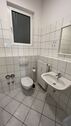 Bad mit WC, Wanne und Waschbecken - 