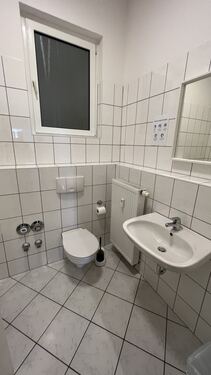 Bad mit WC, Wanne und Waschbecken - 